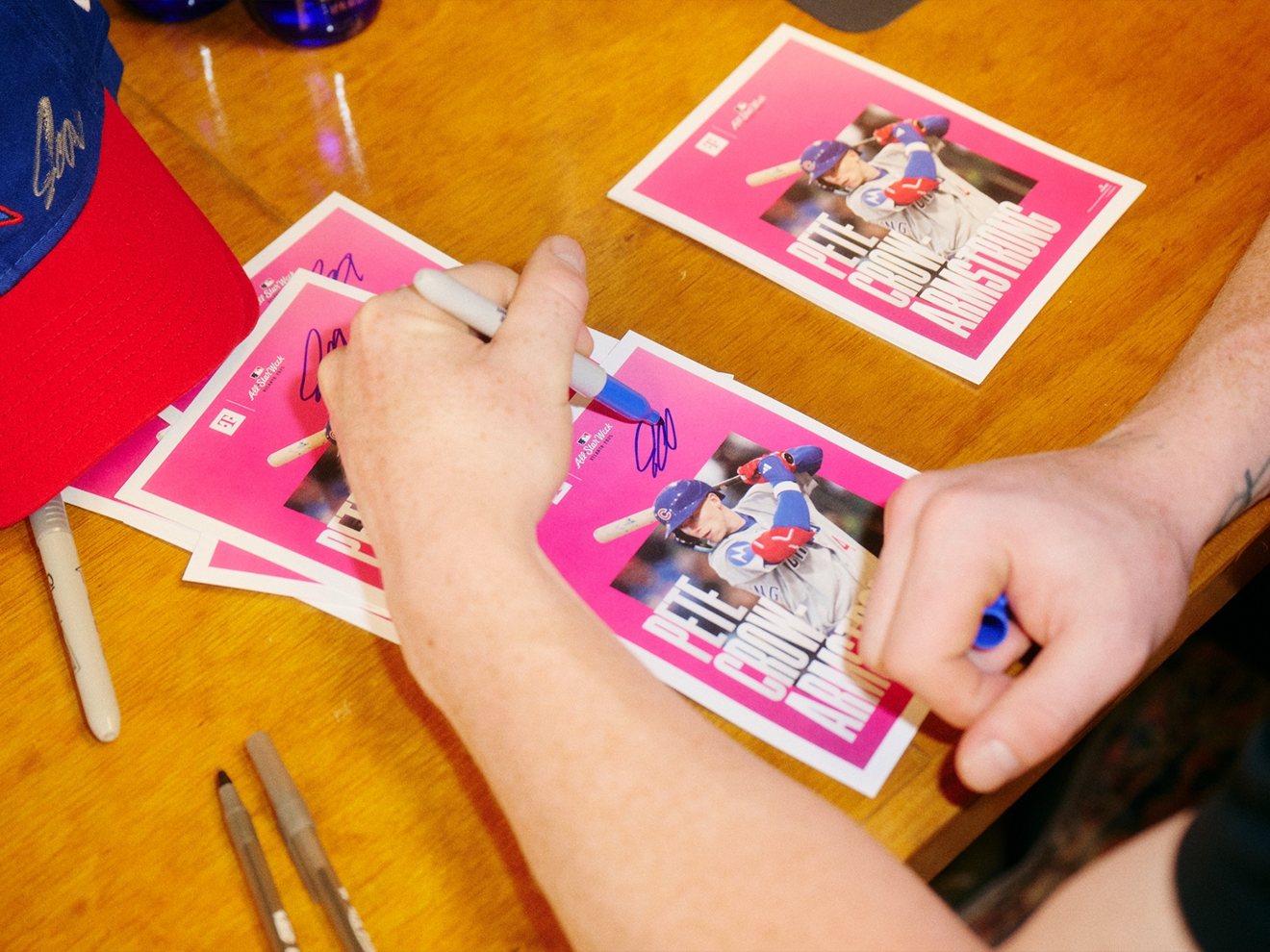 ​​Vista aérea de un campo de béisbol al anochecer.​