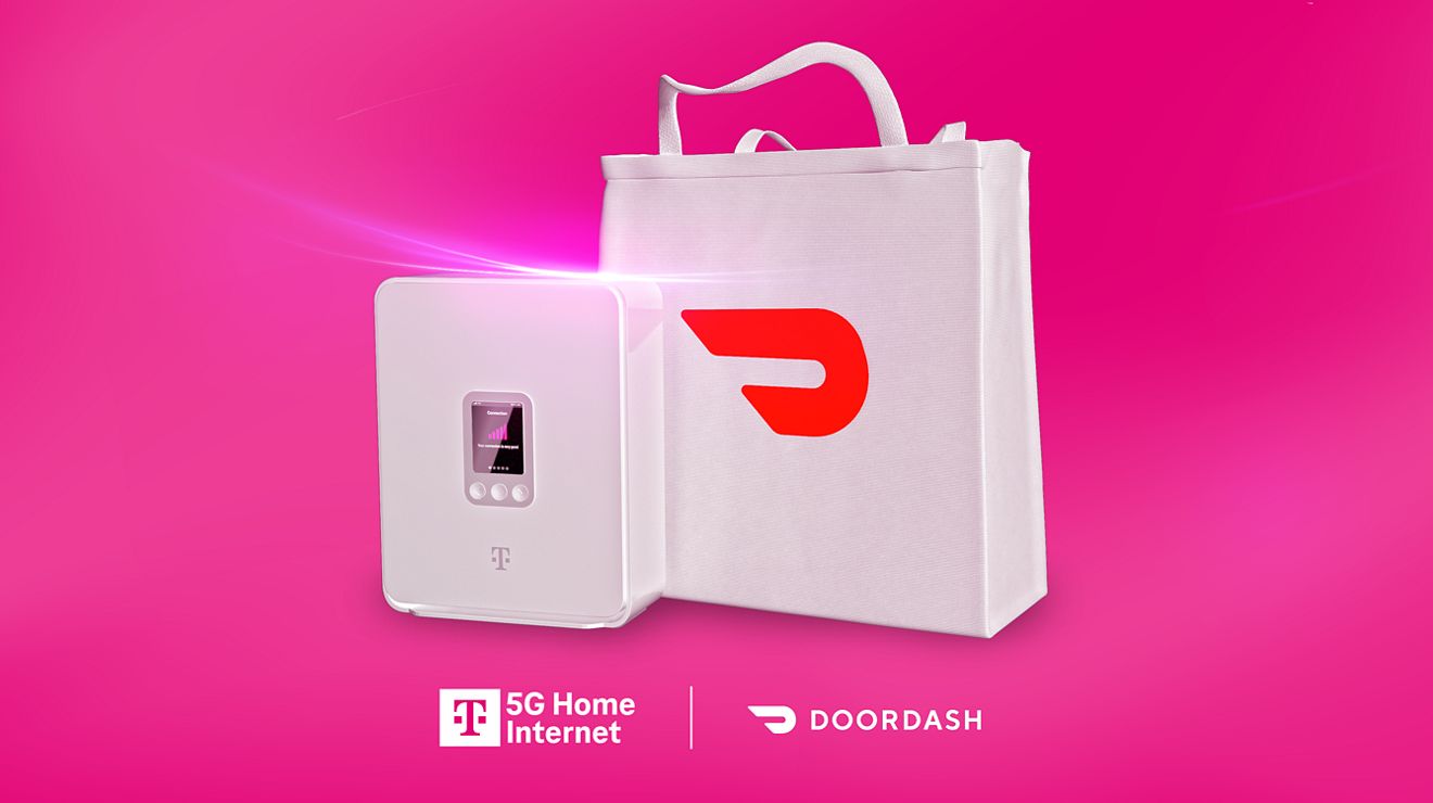 Imagen de un gateway 5G de T-Mobile blanco junto a una bolsa de entrega de DoorDash.