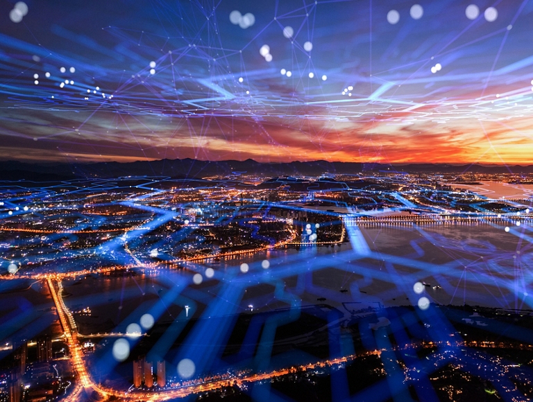 Vista aérea con la red celular cubriendo toda la ciudad.