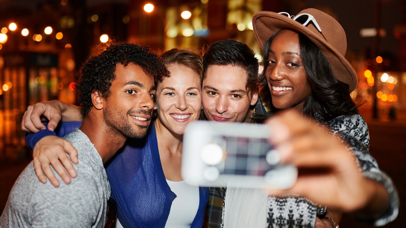 Grupo de compañeros de trabajo tomándose una selfie.