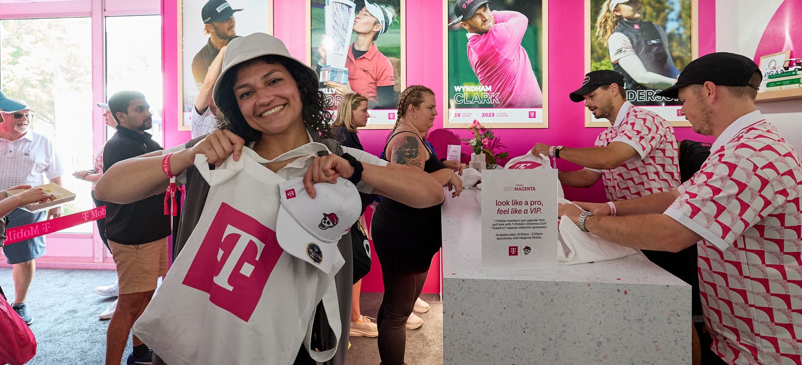 Una usuaria de T-Mobile muestra encantada los regalos promocionales que recibió.