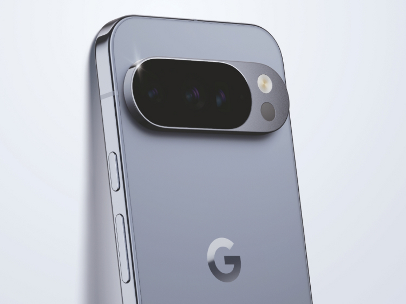 Un smartphone Google Pixel 10 gris en posición vertical sobre un fondo gris claro.
