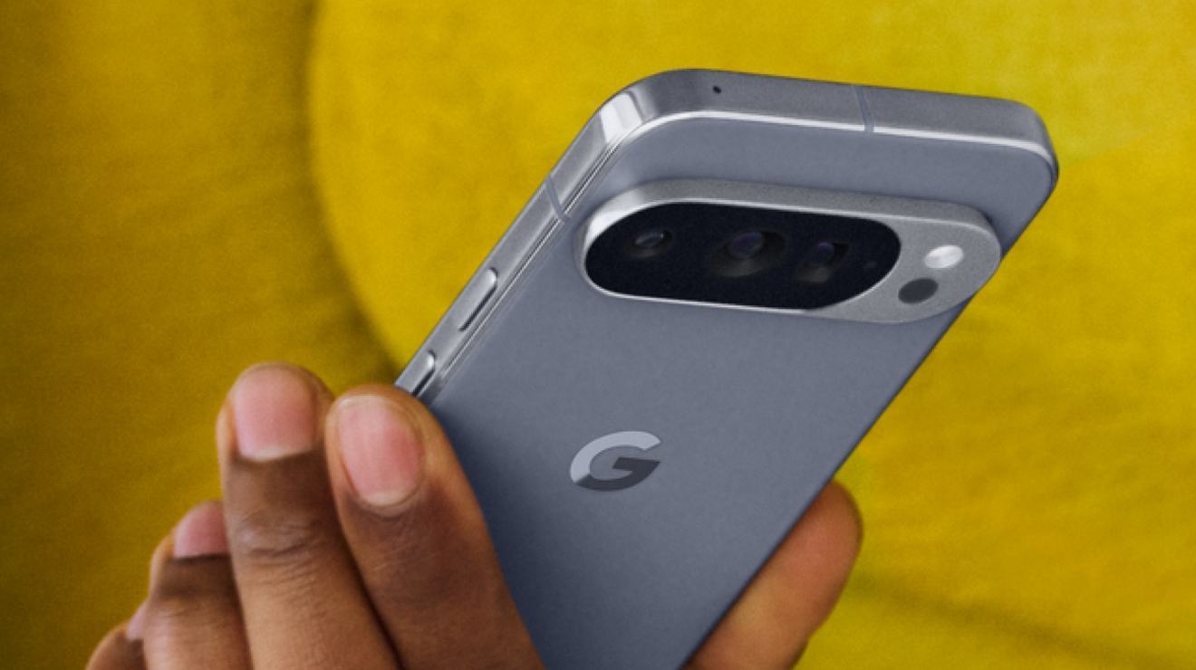 Una mano sosteniendo un Google Pixel 10 Pro XL delante de un mueble de color chartreuse.