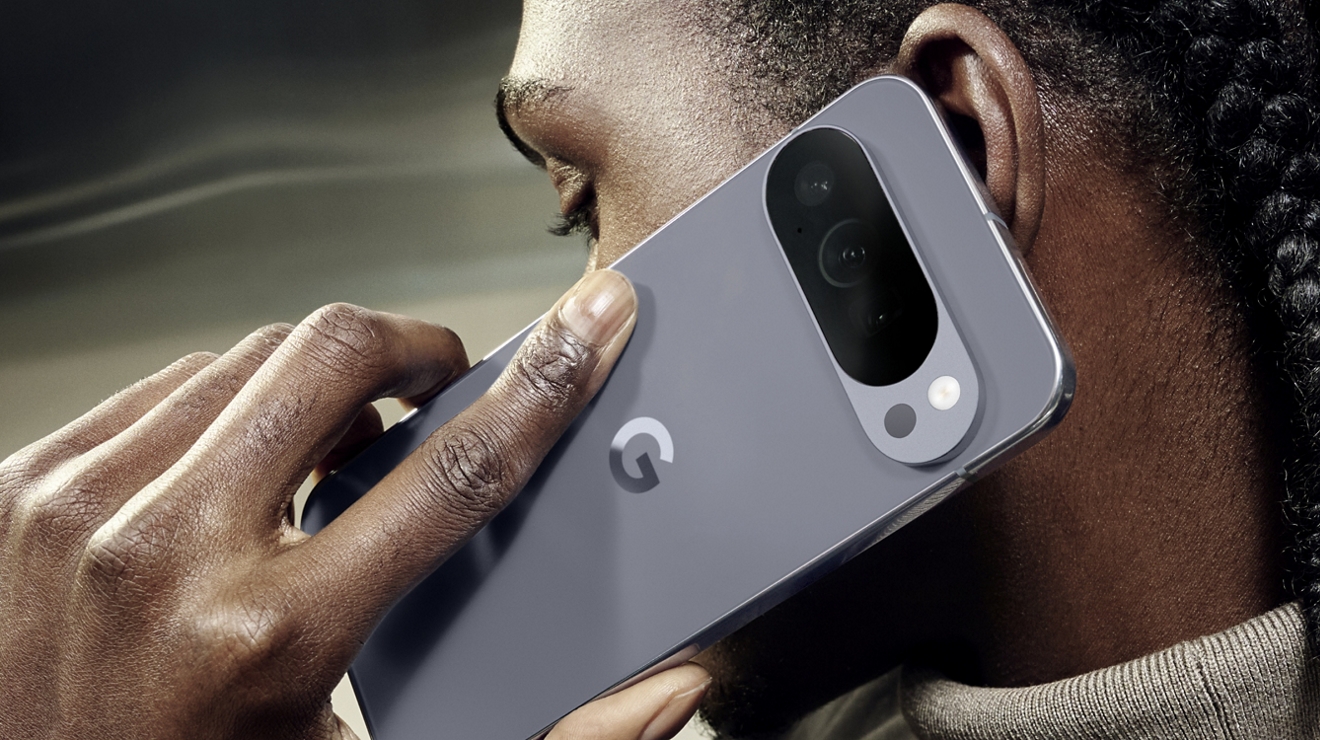 Una persona sosteniendo el Google Pixel 10 Pro junto a su oreja mientras hace una llamada telefónica.