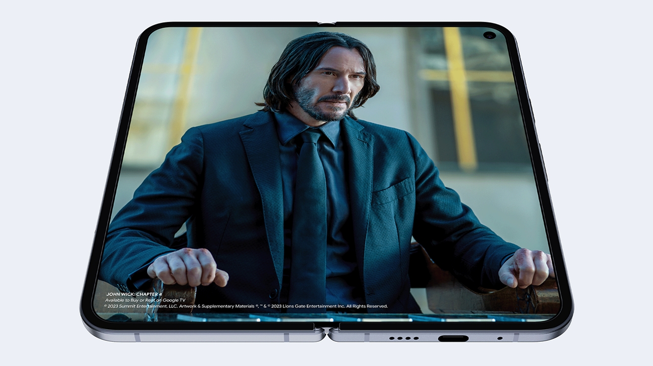 Un Google Pixel 10 Pro Fold completamente abierto y mostrando una película de Keanu Reeves.