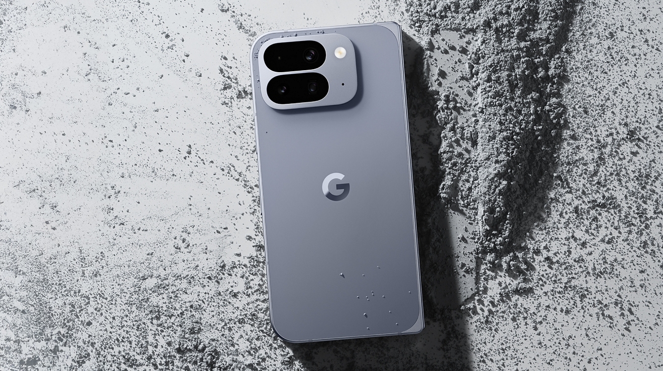 ​​​​​​​Un Google Pixel 10 Pro Fold plateado boca abajo sobre una superficie de concreto.