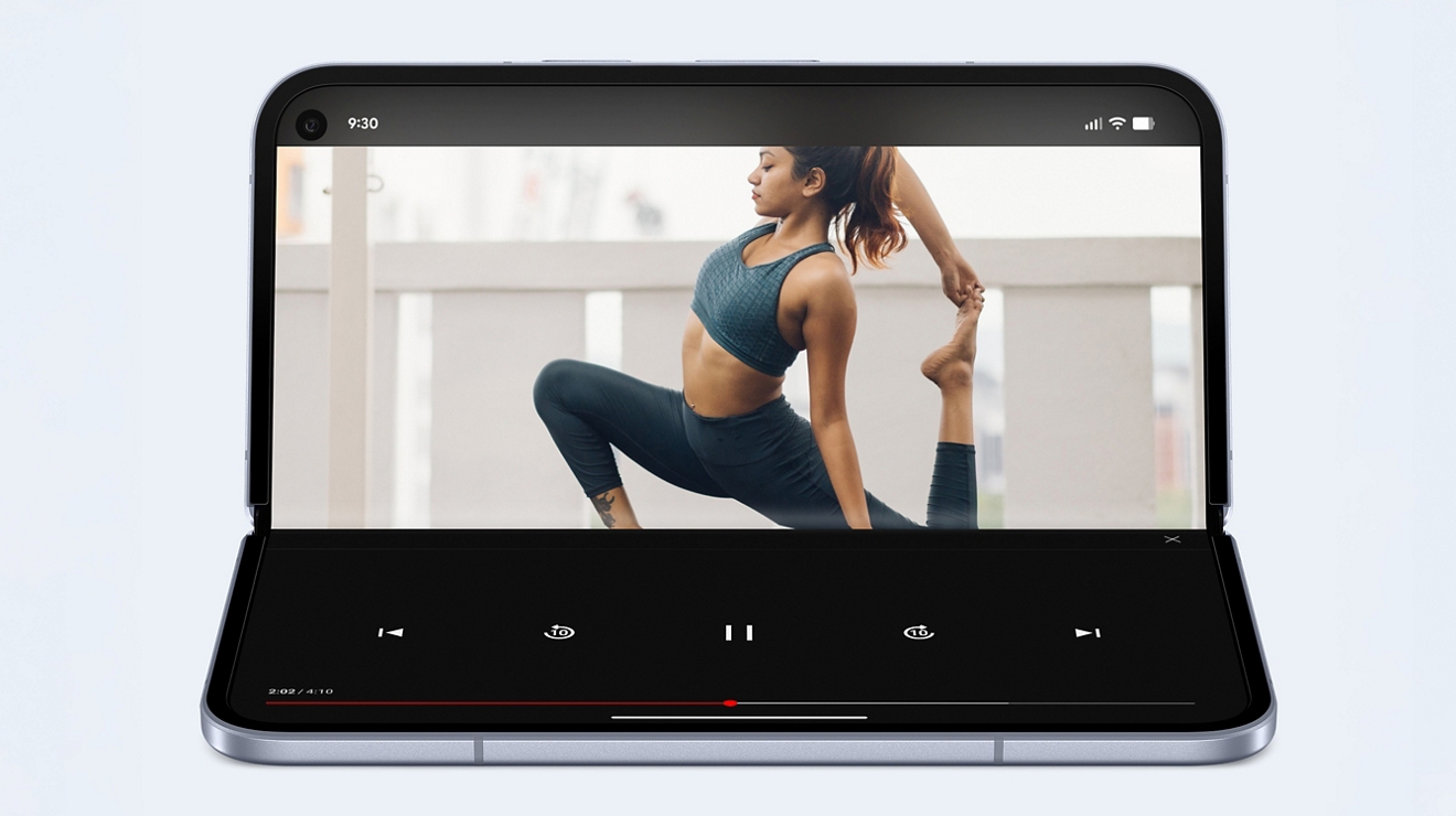 Un Google Pixel 10 Pro Fold a media apertura, mostrando un video de yoga en una de sus pantallas.