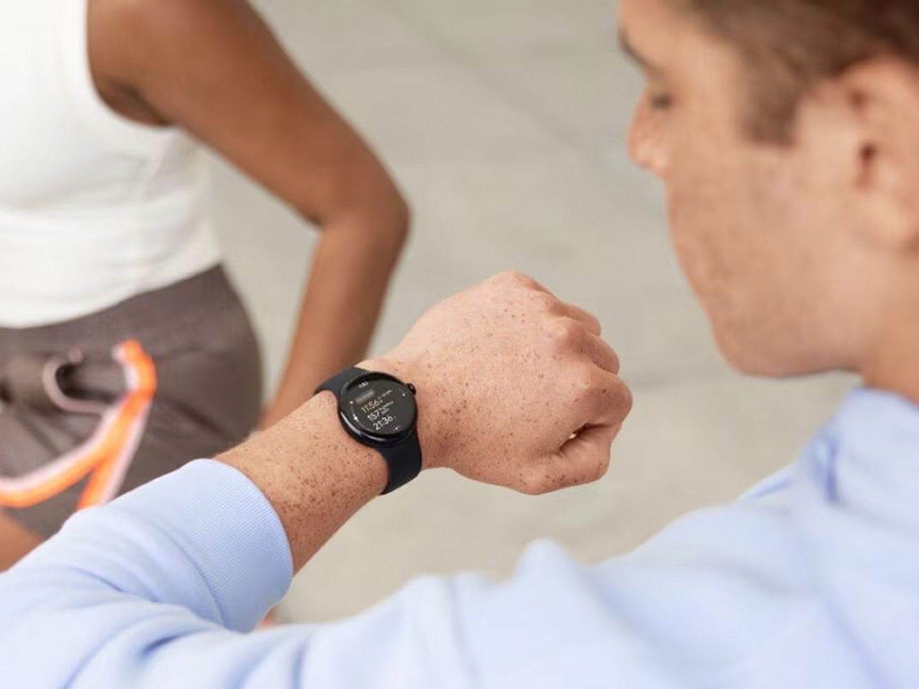 Una persona con un reloj inteligente negro mira la pantalla.