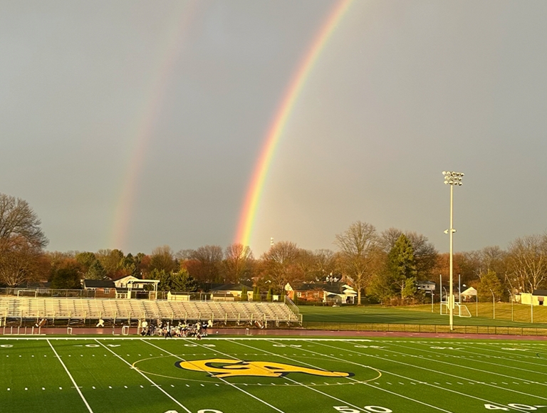 Un arcoíris doble brilla sobre el campo de fútbol de Greencastle-Antrim High School.