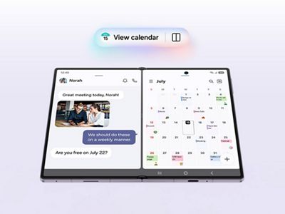 Un dispositivo móvil plegable de Samsung muestra un hilo de conversación, una notificación de Now Nudge y una app de calendario.