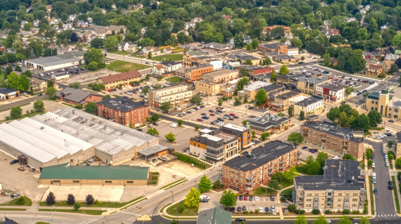 Familia sentada en una hamaca viendo contenidos en una tablet.