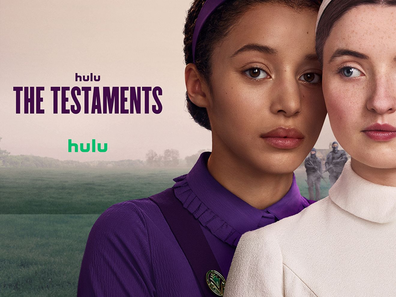Póster promocional de The Testaments: dos mujeres de pie, mejilla con mejilla, en un campo brumoso con soldados al fondo.