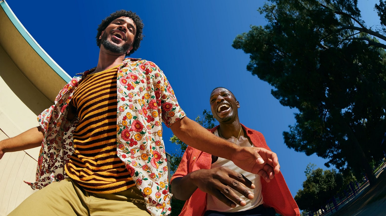 Personas sonriendo y riendo.​