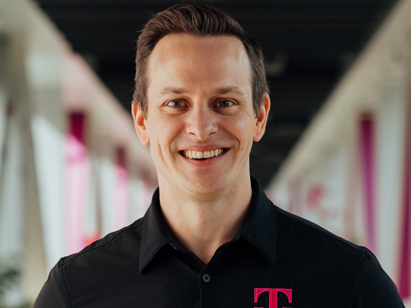 Jeff Simon, VICEPRESIDENTE EJECUTIVO Y DIRECTOR DE INFORMACIÓN