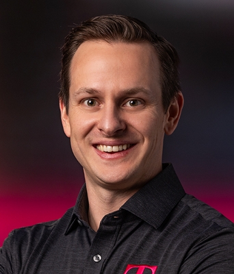 Jeff Simon, VICEPRESIDENTE EJECUTIVO Y DIRECTOR DE INFORMACIÓN