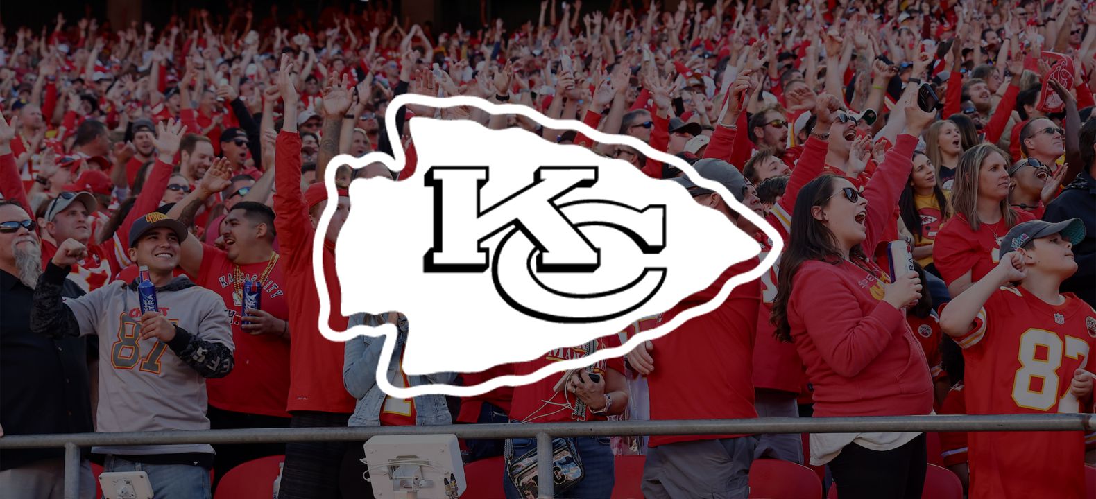 Logotipo de los Kansas City Chiefs superpuesto sobre un estadio abarrotado.
