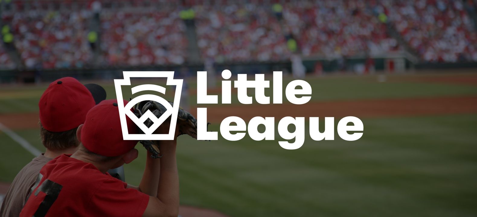 Logotipo de Little League superpuesto a un estadio de béisbol.