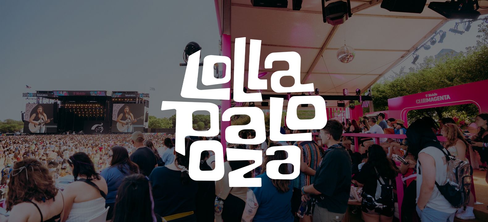 El logotipo de Lollapalooza superpuesto a un concierto al aire libre abarrotado.