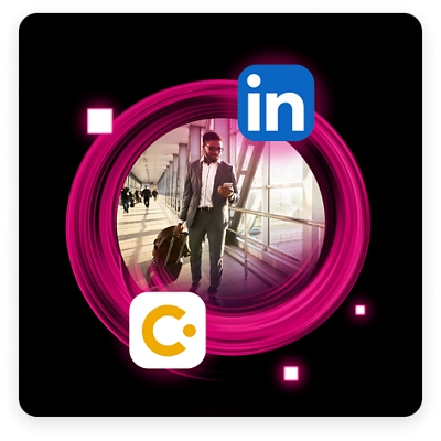 Persona llevando su equipaje por el aeropuerto mientras consulta su smartphone y rodeada de varios logotipos de empresas por Internet y apps de viajes