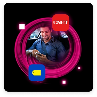 Persona viajando en un vehículo compartido revisando su smartphone y rodeada de varios logotipos de apps de tecnología