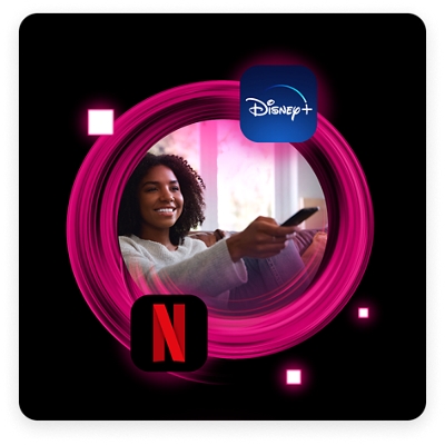 Persona viendo la televisión con el control remoto en la mano y rodeada de varios logotipos de apps de entretenimiento por Internet