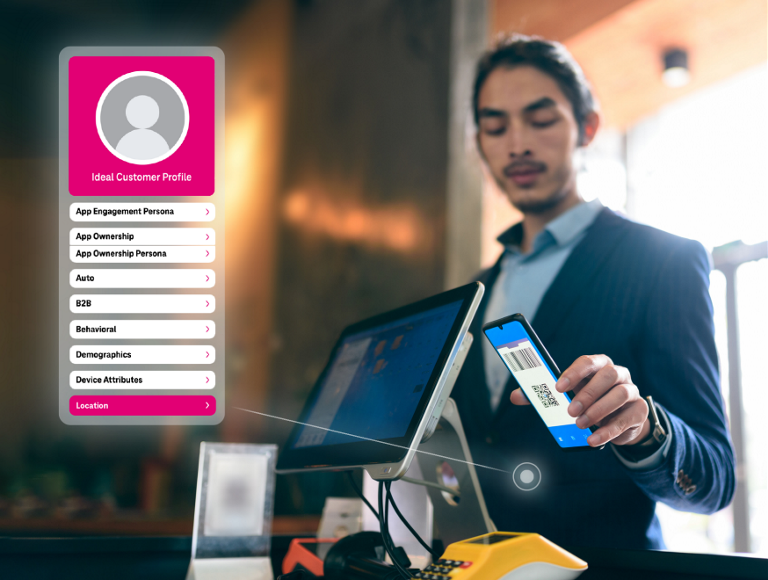 Un hombre escanea su teléfono y el perfil de su cliente se muestra a la izquierda