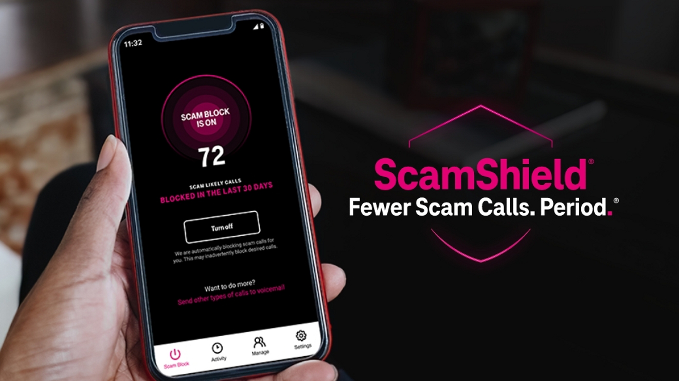 Persona sosteniendo un smartphone con interfaz Scam Shield