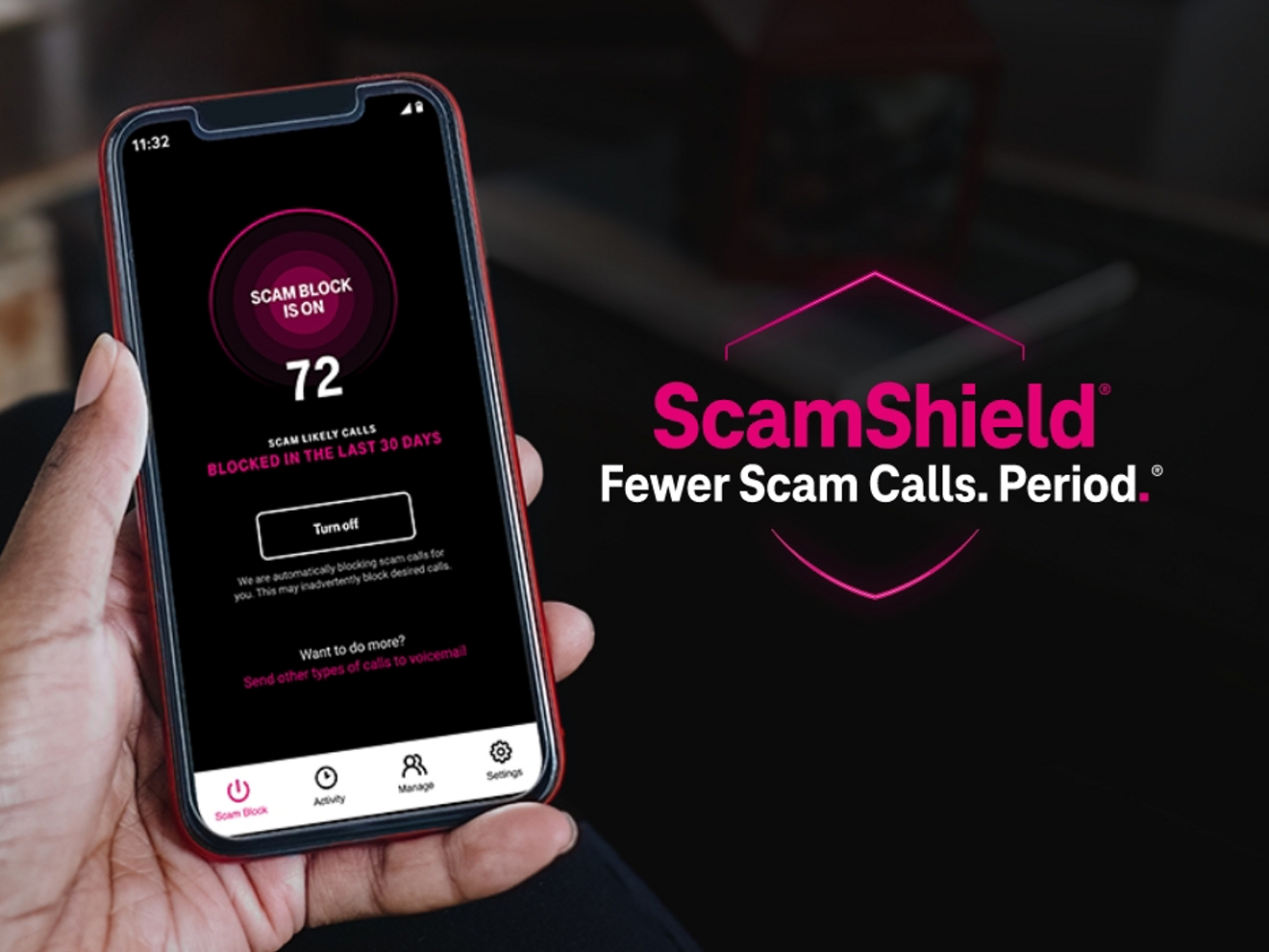 Una mano sosteniendo un teléfono que muestra la función de llamadas bloqueadas en la pantalla junto al logotipo de ScamShield.