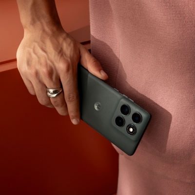 Primer plano de una mano sosteniendo un moto edge.