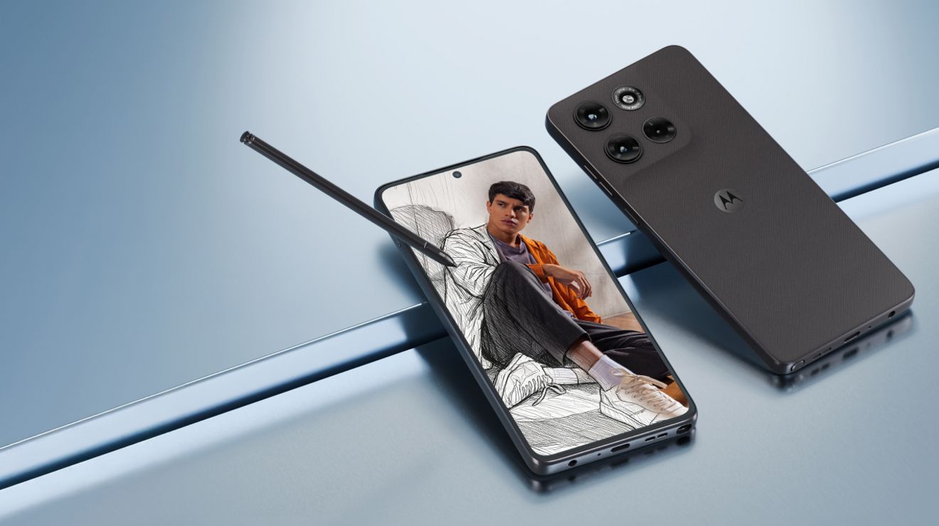 Dos moto g stylus uno junto a otro. En un teléfono aparece la foto de un hombre posando.