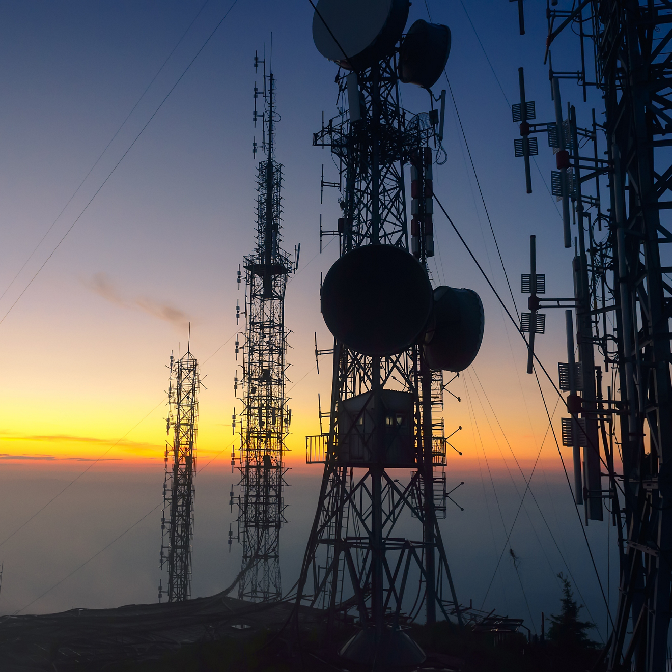 Torres celulares al atardecer.