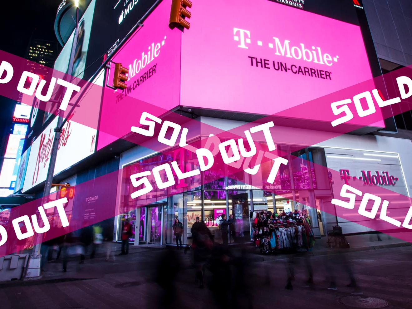 La tienda T-Mobile Signature de Times Square cubierta con cinta magenta con las palabras "agotado" impresas.