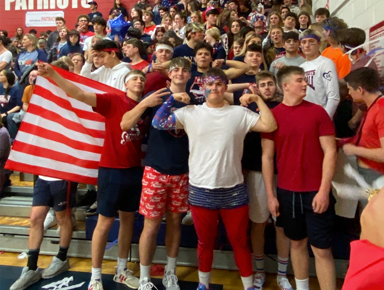 Estudiantes de North Warren Regional High School demuestran su espíritu escolar en las gradas.