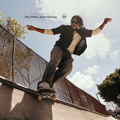 Hombre practicando skateboarding con gafas Oakley Meta