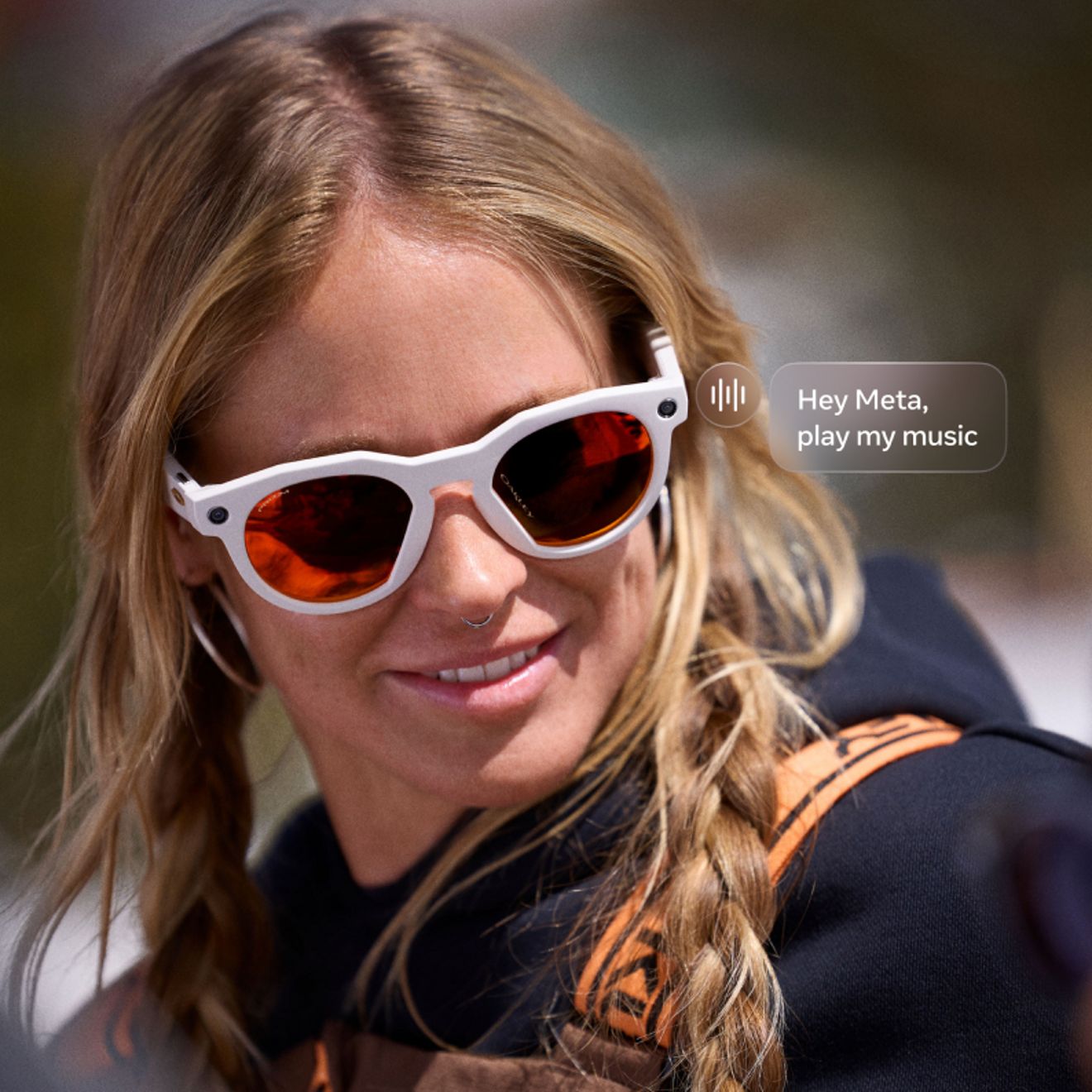 Mujer usando gafas Oakley Meta