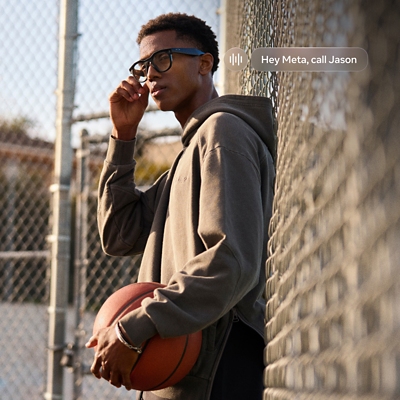 Hombre jugando al básquet con gafas Oakley Meta