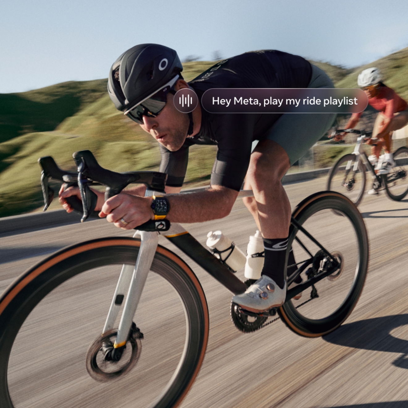 Hombre anda en bicicleta y usa gafas Oakley Meta Vanguard