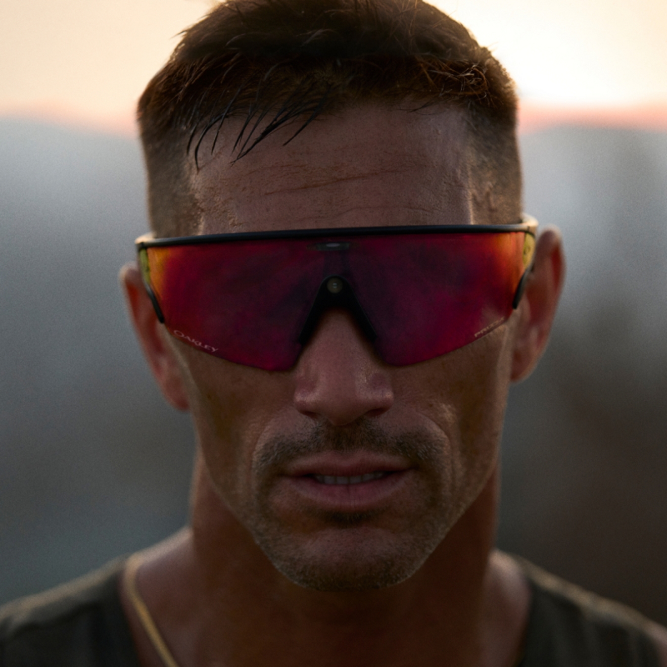 Hombre con gafas Oakley Meta Vanguard