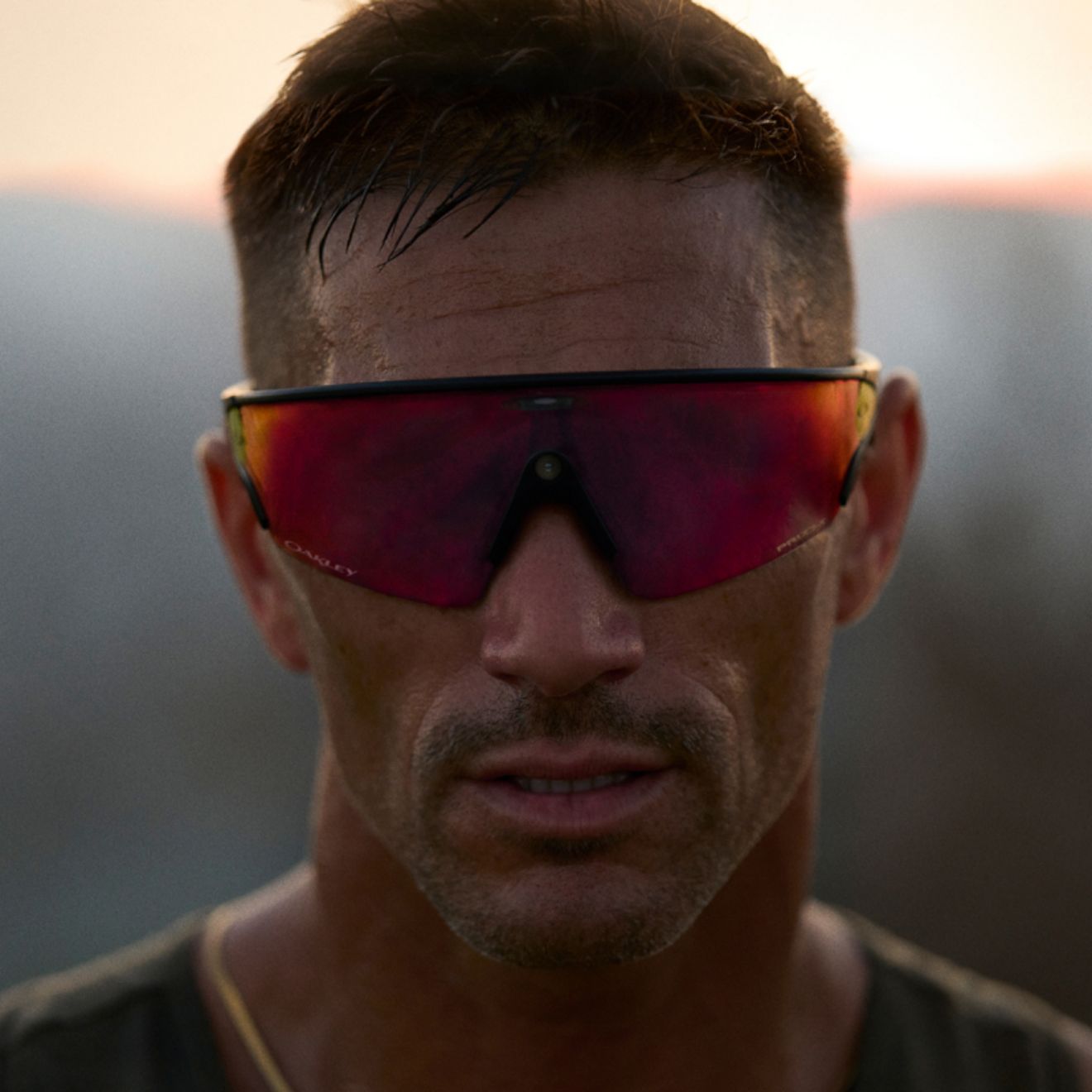 Hombre con gafas Oakley Meta Vanguard