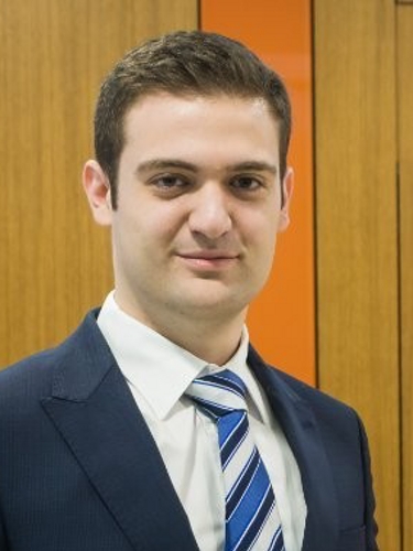 Primer plano de Oz Karatay