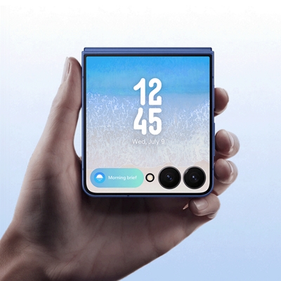 Un Galaxy Z Flip7 plegado mostrando la hora, la fecha y el resumen matutino en la pantalla exterior.