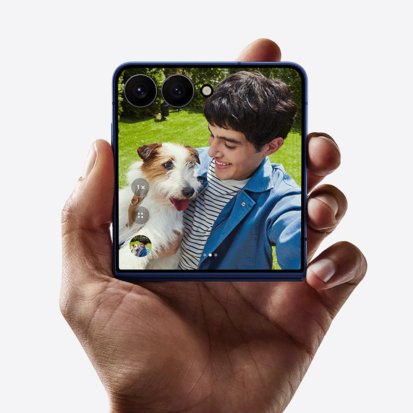 Un Galaxy Z Flip7 plegado con una foto de un niño y su perro en la pantalla exterior.