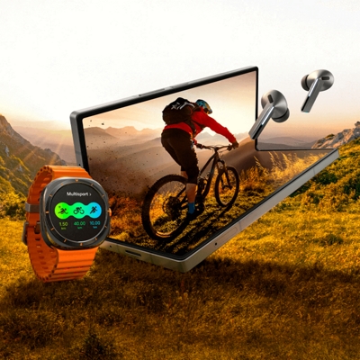 Un ciclista recorre la superficie de un Fold6 con un Galaxy Watch Ultra y unos Buds3 Pro flotando a su lado.