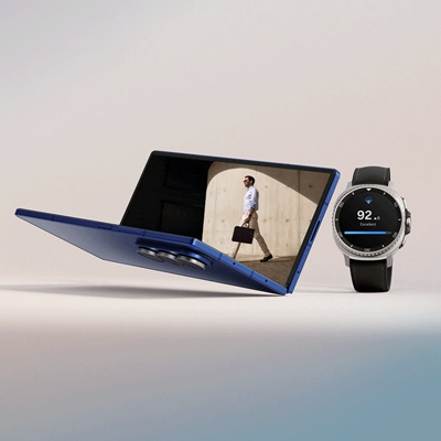 Un Galaxy Z Fold7 desplegándose junto a un Galaxy Watch8 Classic.