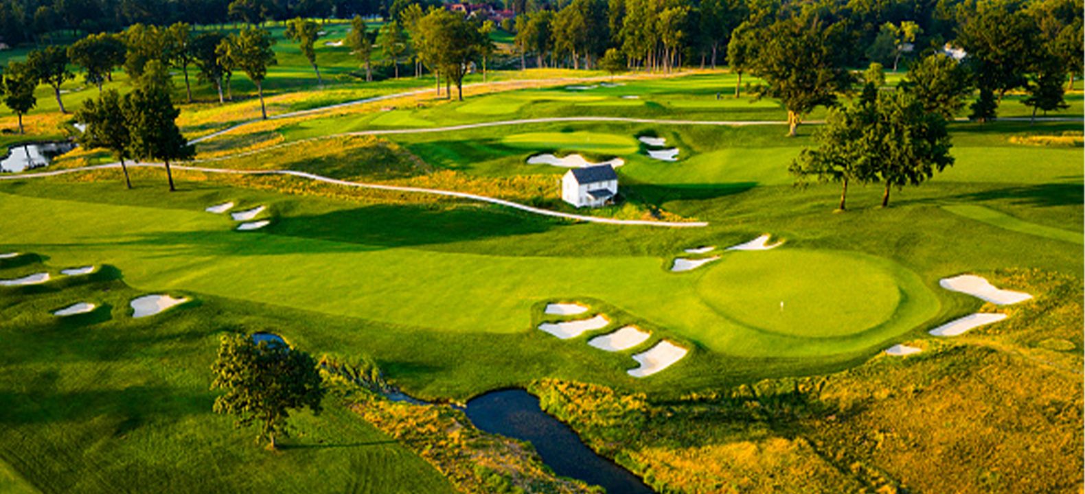 Vista aérea de un campo de golf.