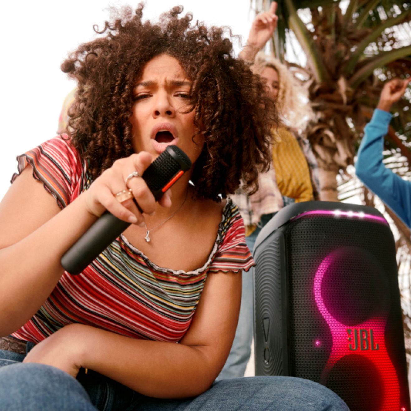 Una persona cantando con su JBL PartyBox Club 120