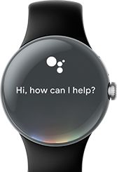 El Google Pixel Watch mostrando la pantalla del asistente con el mensaje del asisten "Hi, how can I help? (hola, ¿en qué puedo ayudarte?)"