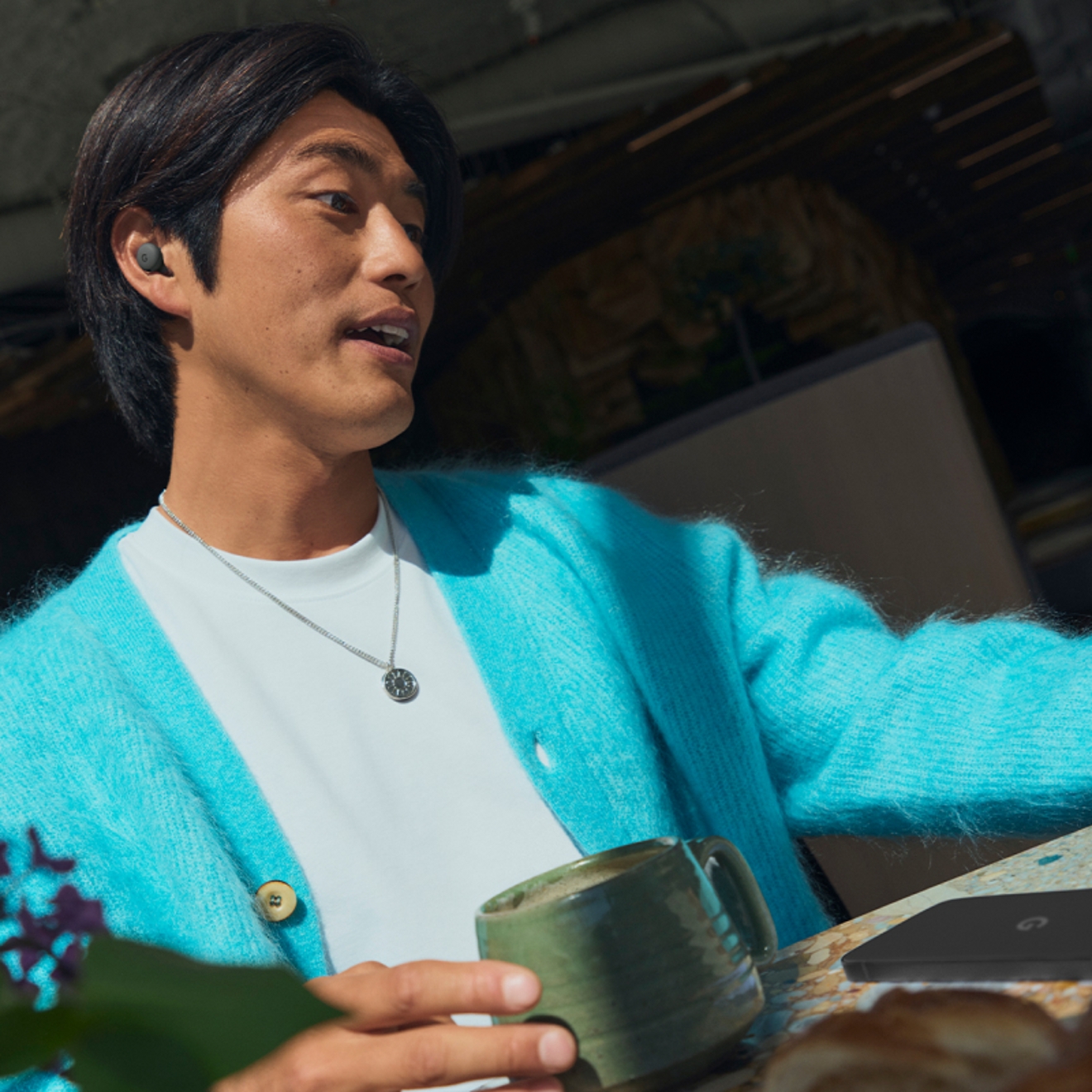 Hombre escuchando un dispositivo Google Pixel Buds 2a