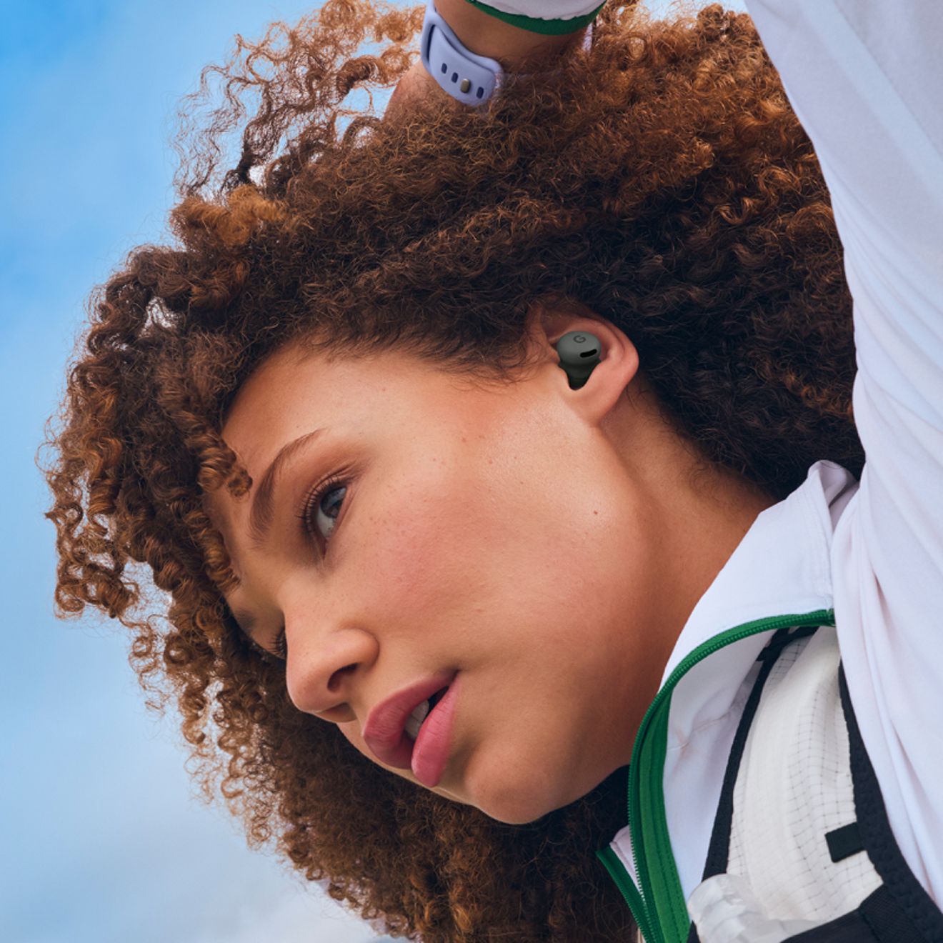 Mujer escuchando un dispositivo Google Pixel Buds 2a