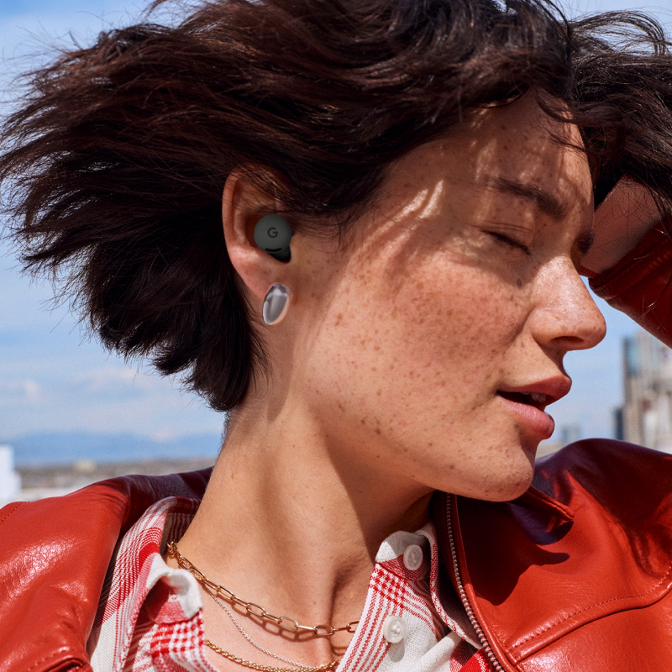 Una mujer usando el dispositivo Google Pixel Buds 2a